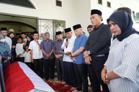 DPRD Babel Beri Penghormatan Terakhir Sebelum Almarhum Tarmizi Dikebumikan