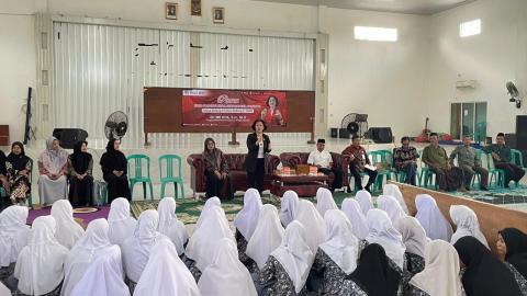 Me Hoa Perjuangkan Beasiswa KIP dan Dana Hibah Pesantren